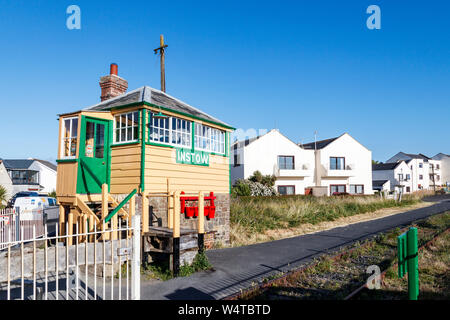 Die alte Eisenbahnlinie und Signal an Instow, Devon, UK, jetzt Teil der Tarka Trail Stockfoto