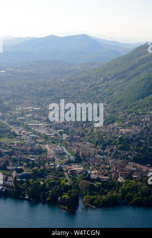 Luftaufnahme der Comer See und die kleine Stadt von Tavernola Stockfoto