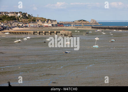 Cancale, Frankreich - 15. September 2018: Cancale, Fischerhafen und die berühmten Austern Produktion Stadt am westlichen Ende der Bucht von Mont Saint-Mic Stockfoto