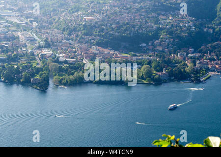 Luftaufnahme der Comer See und die kleine Stadt von Tavernola Stockfoto