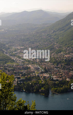 Luftaufnahme der Comer See und die kleine Stadt von Tavernola Stockfoto