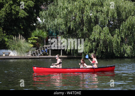 Frauen Kanu auf der Themse die Brücke am Schlauch Fair nähert, in der Nähe von Kingston-upon-Thames. Das Vereinigte Königreich konnte der heißeste Juli Tag der Begegnung am Nachmittag. Stockfoto