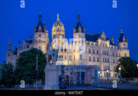 Schwerin, Deutschland. Juni, 2019 18. Die beleuchtete das Schweriner Schloss, fotografiert während der sogenannten blauen Stunde. Credit: Jens Büttner/dpa-Zentralbild/ZB/dpa/Alamy leben Nachrichten Stockfoto