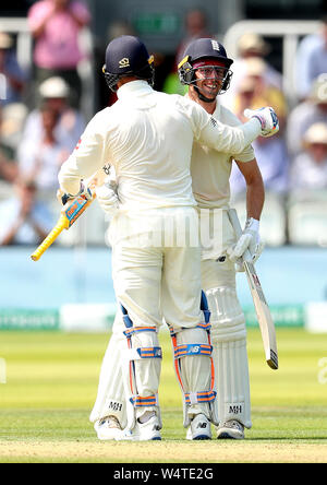 England's Jack Leach (rechts) feiert 50 läuft mit Teamkollege Jason Roy (links) Während der Tag zwei Der specsavers Test Reihe passen auf Lord's, London. Stockfoto