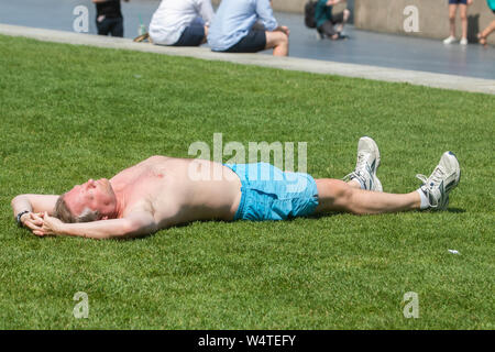 London, Großbritannien. 25. Juli 2019. Ein Mann sunbathes auf Londoner Riverside an einem heißen sweltering Tag in London, da Temperaturen werden erwartet, um Rekorde zu brechen.Credit: Amer ghazzal/Alamy leben Nachrichten Stockfoto