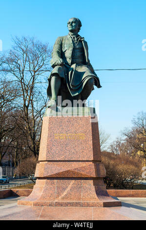 St. Petersburg, Russland, April 5, 2019. Denkmal für Michail Wassiljewitsch Lomonossow - berühmte russische Wissenschaftler, Naturforscher, Dichter in der Nähe von St Petersburg State Stockfoto