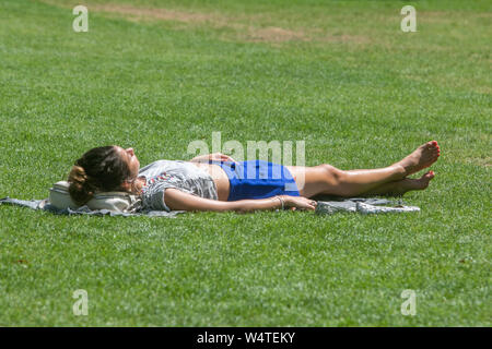 London, Großbritannien. 25. Juli 2019. Eine Frau sunbathes auf Londoner Riverside an einem heißen sweltering Tag in London, da Temperaturen werden erwartet, um Rekorde zu brechen.Credit: Amer ghazzal/Alamy leben Nachrichten Stockfoto