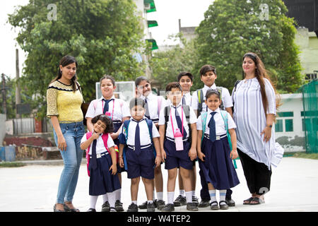 Gruppe von Schulkindern mit Lehrern in Gruppe Stockfoto