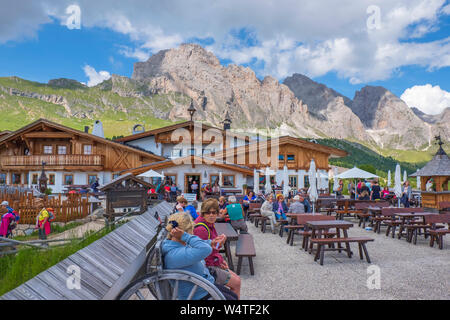 Menschen in einem Restaurant in den Alpen Stockfoto