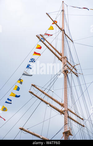 Das Schiff Mast mit bunten Wimpeln gegen den Himmel Stockfoto
