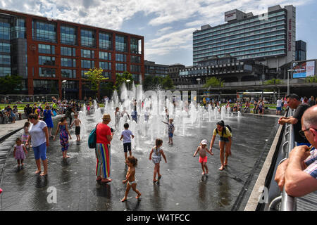 Menschen Sprung in den Brunnen in Piccadilly Gardens im Zentrum von Manchester, da das Vereinigte Königreich die heißesten Juli Tag auf Aufzeichnung auftreten können später am Nachmittag. Stockfoto