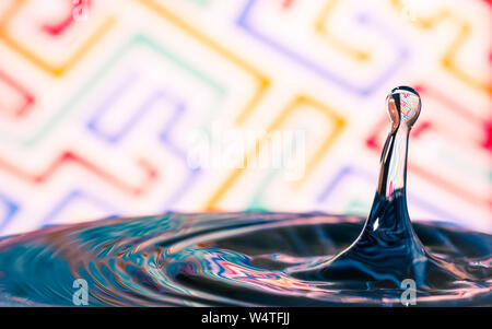 Nahaufnahme eines Wassertropfens Auswirkungen mit Wasser Oberfläche, wodurch Ringe auf der Oberfläche. Stockfoto