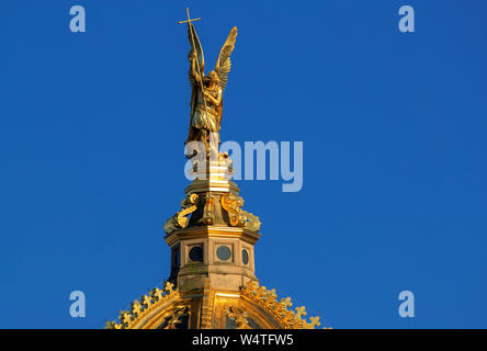 Schwerin, Deutschland. 17 Juni, 2019. Die untergehende Sonne beleuchtet die Schweriner Schloss mit seiner goldenen Kuppel und taucht es in ein warmes Licht. Credit: Jens Büttner/dpa-Zentralbild/ZB/dpa/Alamy leben Nachrichten Stockfoto