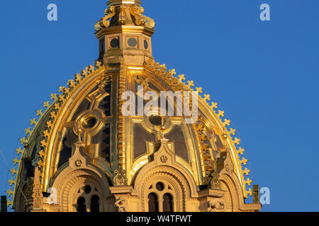 Schwerin, Deutschland. 17 Juni, 2019. Die untergehende Sonne beleuchtet die Schweriner Schloss mit seiner goldenen Kuppel und taucht es in ein warmes Licht. Credit: Jens Büttner/dpa-Zentralbild/ZB/dpa/Alamy leben Nachrichten Stockfoto