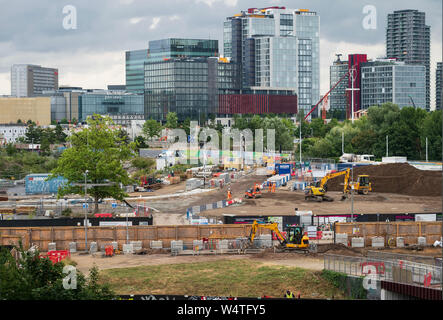 Osten Wick und Sweetwater Entwicklung Baustelle in der Queen Elizabeth Olympic Park, East London, Großbritannien, mit dem Internationalen Viertel hinter sich. Stockfoto