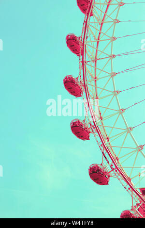 Eine neue Perspektive auf das London Eye, von Pop Art aus der Mitte des 20. Jahrhunderts inspiriert. Stockfoto