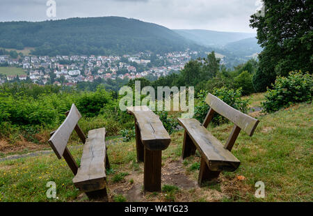 Ein Blick von der Mollkenberg Hill im Spessart auf das Stadtbild von Bad Orb mit leeren Bänken und Tischen im Vordergrund. Stockfoto