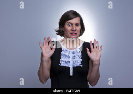 Ekelhaft, reife Frau auf blauem Hintergrund Stockfoto