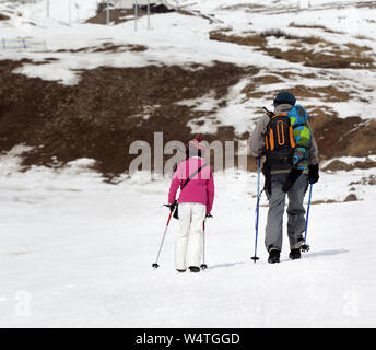 Vater und Tochter mit Skistöcken am Hang in wenig Schnee. Kaukasus, Georgien, Region Gudauri. Stockfoto