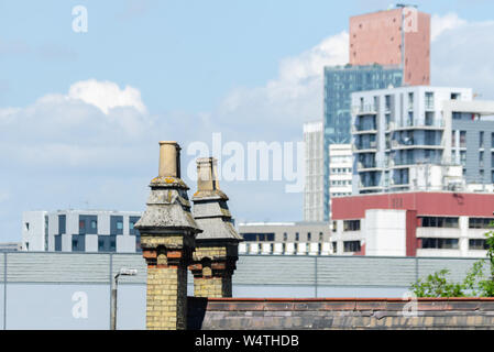 Die typisch englischen Schornsteine über den Dächern von London Gebäude, ein Element der Architektur Stockfoto