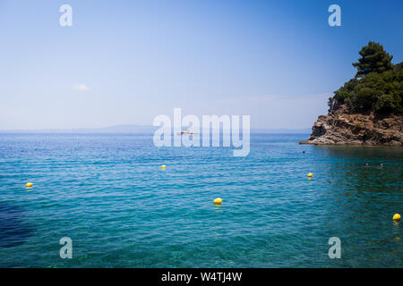 Tolle Aussicht auf Meer türkisblaues Wasser am Sommer, der Tag am Strand von Reiseziel Griechenland. Stockfoto