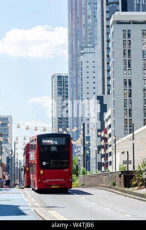LONDON, Großbritannien - 21 Mai, 2019 ein typischer städtischer Verkehr Fahrzeug durch die London Street fahren, das Symbol der Stadt Stockfoto