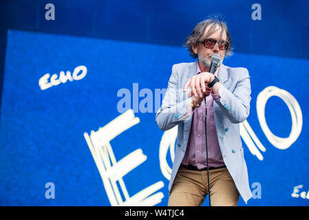 Cheshire, Großbritannien. Juli 2019 20. Jarvis Cocker führt auf der Hauptbühne mit seinem neuen Projekt Jarv ist an Bluedot Festival, Jodrell Bank Observatory Chesire2019, 2019-07-20 Stockfoto