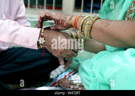 Rakshabandhan, in Indien gefeiert als ein Festival, Bruder - Schwester Liebe und Beziehung. Schwester Riegel Rakhi als Symbol der intensive Liebe zu ihr Bro Stockfoto