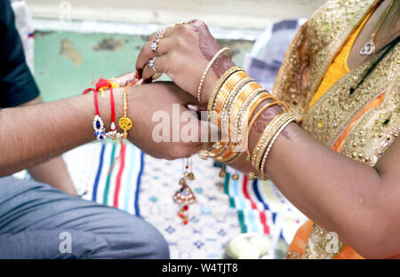 Rakshabandhan, in Indien gefeiert als ein Festival, Bruder - Schwester Liebe und Beziehung. Schwester Riegel Rakhi als Symbol der intensive Liebe zu ihr Bro Stockfoto