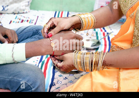 Rakshabandhan, in Indien gefeiert als ein Festival, Bruder - Schwester Liebe und Beziehung. Schwester Riegel Rakhi als Symbol der intensive Liebe zu ihr Bro Stockfoto