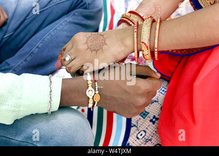 Rakshabandhan, in Indien gefeiert als ein Festival, Bruder - Schwester Liebe und Beziehung. Schwester Riegel Rakhi als Symbol der intensive Liebe zu ihr Bro Stockfoto