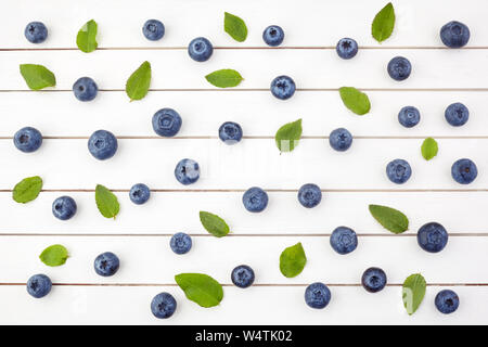 Kreative Gestaltung aus Holz blueberry auf weißem Hintergrund. Flach. Stockfoto