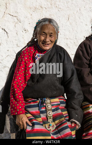 China, Tibet, Lhasa, zwei Khamba tibetische Frauen aus der Region Kham im Osten von Tibet auf einer Wallfahrt heiligen Stätten sie ihre farbenfrohen traditionellen bangdian oder pangden Schürzen tragen zu besuchen. Stockfoto