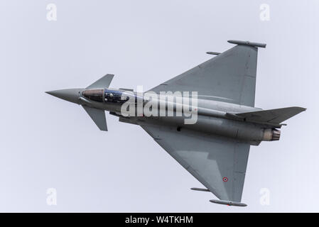 Italienischer Luftwaffe Eurofighter F2000 Typhoon-Jet-Kampfflugzeug fliegt auf der Royal International Air Tattoo Airshow, RAF Fairford, Großbritannien. Oben Stockfoto