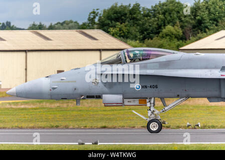 Finnische Luftwaffe F/A-18 Hornet Kampfjet Flugzeug der Royal International Air Tattoo, RIAT, RAF Fairford Airshow. Pilot Capt Arto Ukskoski winken Stockfoto