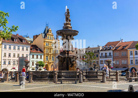 Hauptplatz mit Samson Kämpfen der Löwenbrunnen Skulptur und Glockenturm in Budweis. Der Tschechischen Republik. Stockfoto