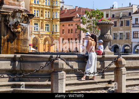 Hauptplatz in Ceske Budejovice, Frau und Kindern in der Nähe von Brunnen. Tschechische Republik, Europa. Stockfoto