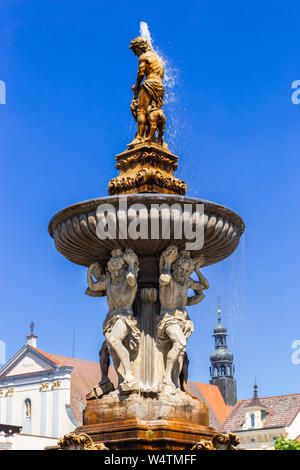 Hauptplatz mit Samson Kämpfen der Löwenbrunnen Skulptur und Glockenturm in Budweis. Der Tschechischen Republik. Stockfoto