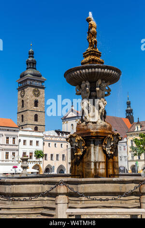 Hauptplatz mit Samson Kämpfen der Löwenbrunnen Skulptur und Glockenturm in Budweis. Der Tschechischen Republik. Stockfoto