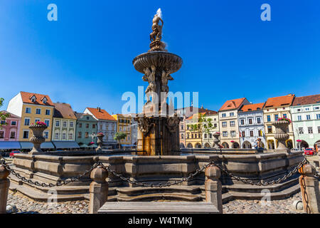 Hauptplatz mit Samson Kämpfen der Löwenbrunnen Skulptur und Glockenturm in Budweis. Der Tschechischen Republik. Stockfoto