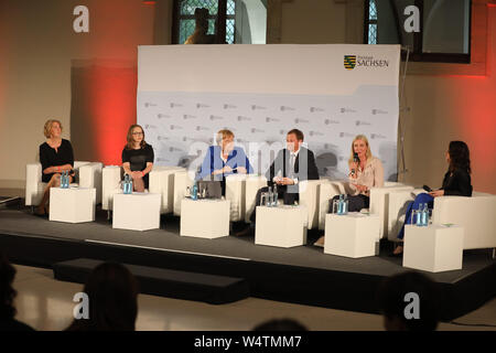 Bundeskanzlerin Angela Merkel und Michael Kretschmer beim Frauennetzwerktreffen in den Staatlichen Kunstsammlungen Dresden im Albertinum. Dresden Stockfoto