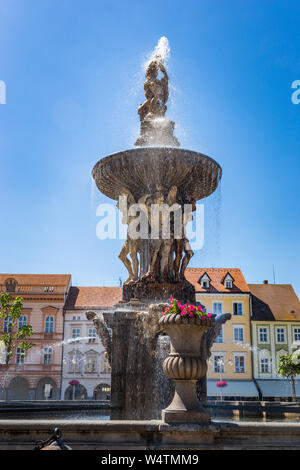 Hauptplatz mit Samson Kämpfen der Löwenbrunnen Skulptur und Glockenturm in Budweis. Der Tschechischen Republik. Stockfoto