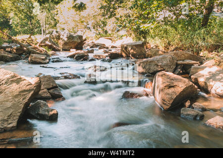 Lange Belichtung eines kleinen Wasserfalls in Chesapeake und Ohio Canal National Historic Park. Stockfoto