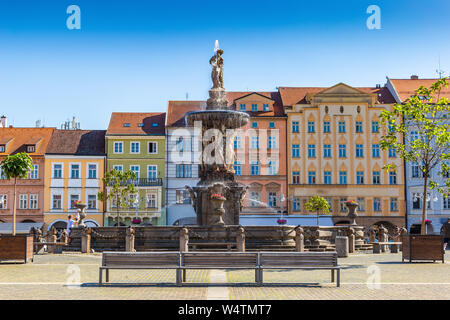 Hauptplatz mit Samson Kämpfen der Löwenbrunnen Skulptur und Glockenturm in Budweis. Der Tschechischen Republik. Stockfoto