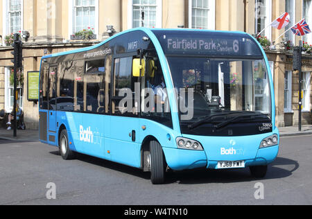 Erste Gruppe Optare Solo M8570 SL Single Deck Bus in der 'Badewanne' Livery auf einem 3039 im Stadtzentrum von Bath in Dorchester Straße am 18. Juli 2019. Stockfoto