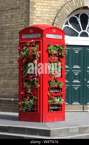 Recycelt iconic Britische rote Telefonzelle jetzt im Gebrauch als Anlage anzeigen Halter in das Stadtzentrum von Bath außerhalb von Bath Spa Station an einem sonnigen Tag im Juli 2019. Stockfoto