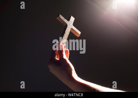 Gottesdienst - Frau mit Kreuz mit qlow Stockfoto