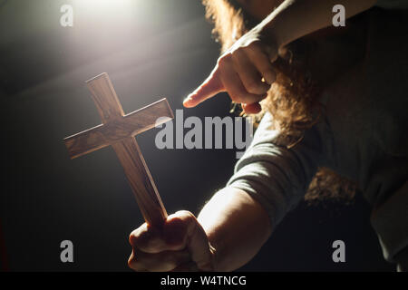 Gottesdienst - Frau mit Kreuz mit qlow Stockfoto