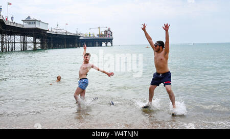 Brighton UK 25. Juli 2019 - Junge Männer genießen, sich am Strand von Brighton, die auf einem anderen heißen, sonnigen Tag in Großbritannien mit meteorologen Vorhersagen Rekordtemperaturen für Teile der Süd-ost verpackt ist. Foto: Simon Dack/Alamy leben Nachrichten Stockfoto