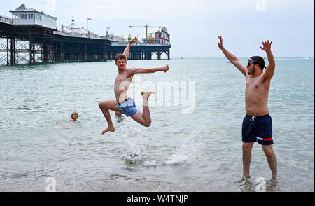 Brighton UK 25. Juli 2019 - Junge Männer genießen, sich am Strand von Brighton, die auf einem anderen heißen, sonnigen Tag in Großbritannien mit meteorologen Vorhersagen Rekordtemperaturen für Teile der Süd-ost verpackt ist. Foto: Simon Dack/Alamy leben Nachrichten Stockfoto